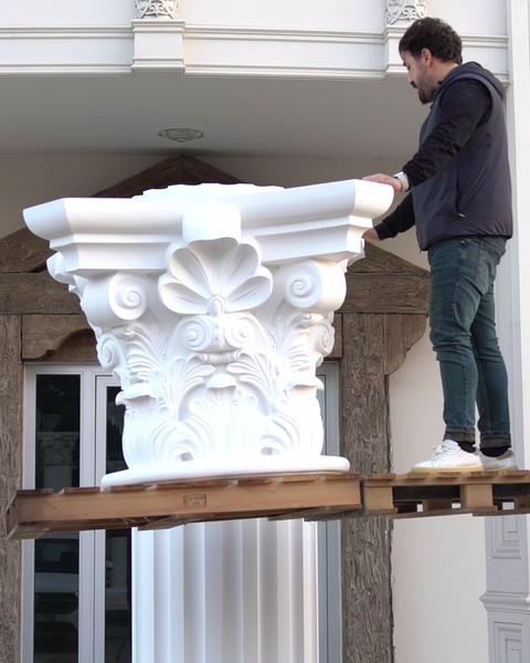Capitel corintic decorativ este așezat pe schelă