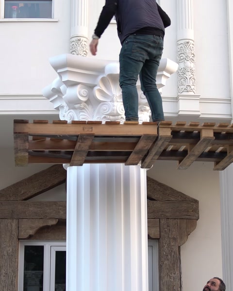 Capitelul bogat ornamentat este aliniat peste coloana canelată