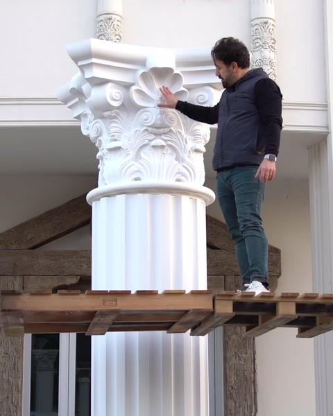 Montatorul verifică manual detaliile capitelului decorativ