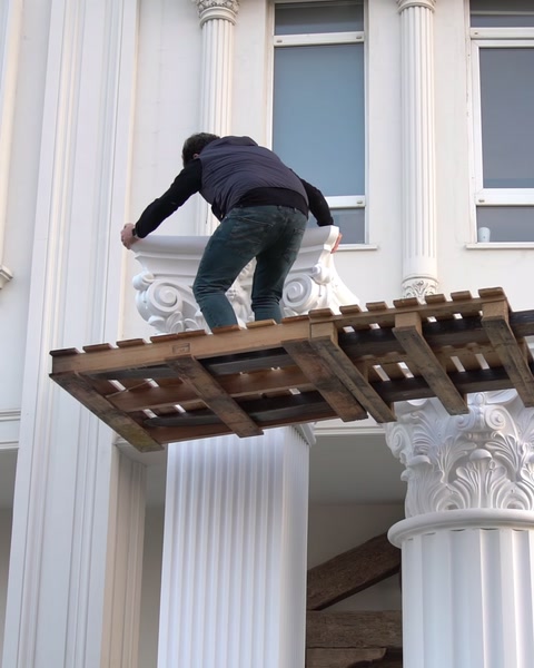 Montatorul se pregătește pentru instalarea elementului decorativ