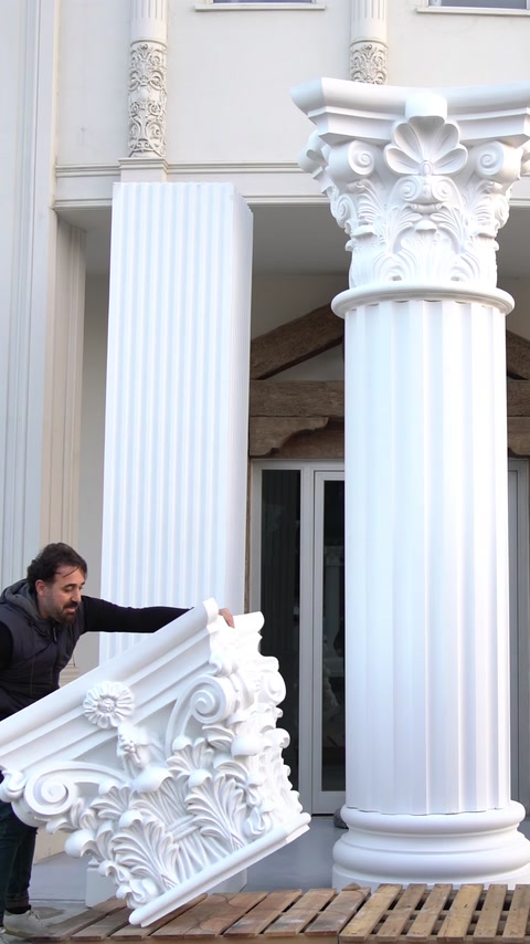 Capitel ornamentat este pregătit lângă două coloane decorative verticale