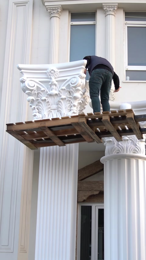 Coloane și capiteluri Polure: dimensiuni monumentale și manevrare ușoară