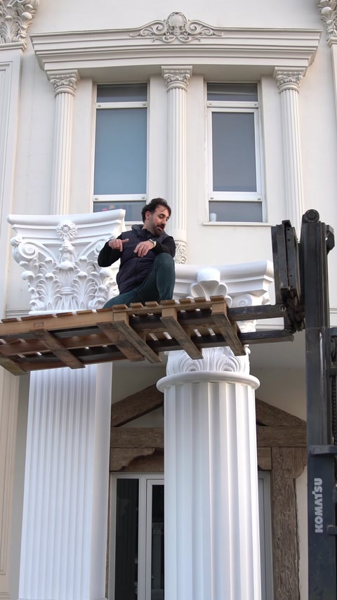 Etapă de montaj desfășurată între coloanele cu capiteluri corintice