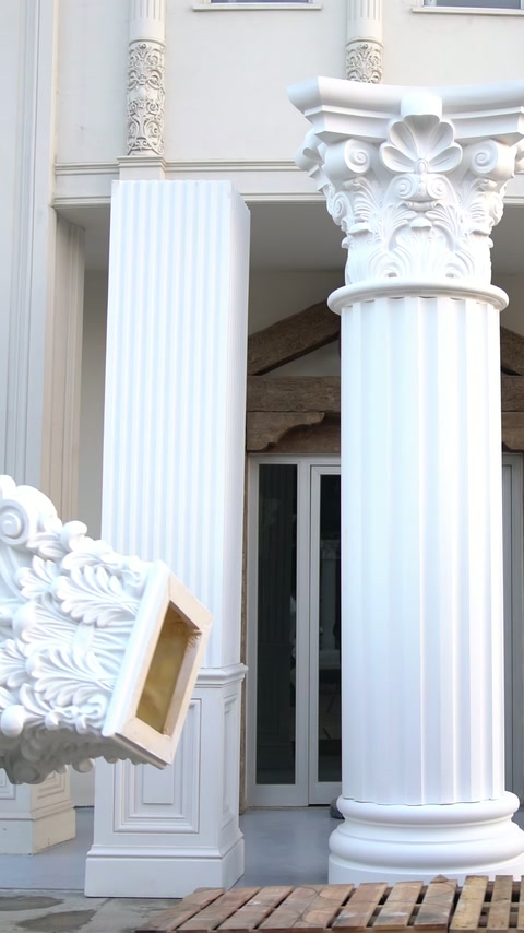 Coloane și capiteluri Polure: dimensiuni monumentale și manevrare ușoară