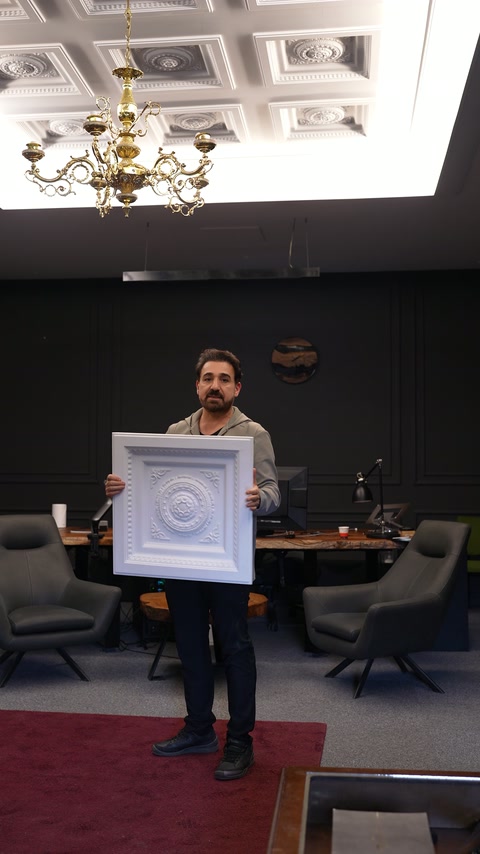 Model pătrat cu relief concentric, expus sub tavanul decorat