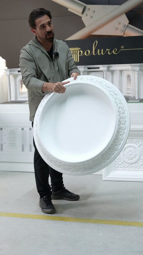 Interiorul curbat al cupolei contrastează cu marginea decorativă