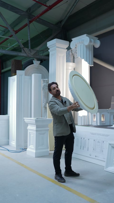 Cupola rotundă este ridicată pentru prezentarea formei concave