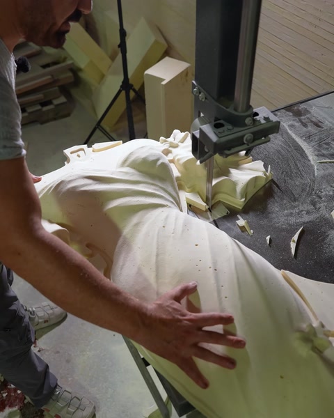 Detaliu al frezării CNC pe un element decorativ curbat