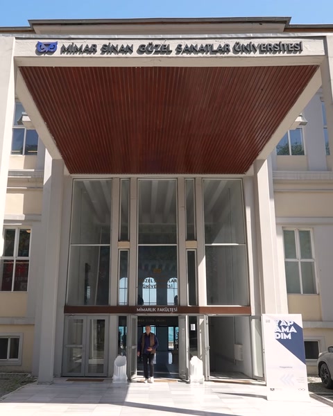 Intrarea Universității Mimar Sinan prezintă detalii arhitecturale și coloane.