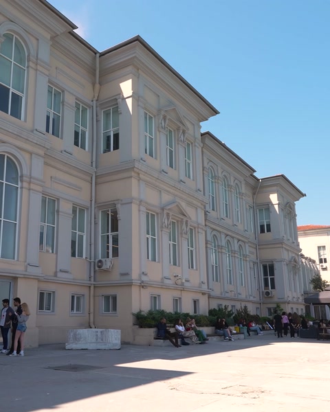 Fațada universității evidențiază ancadramente și detalii decorative clasice.