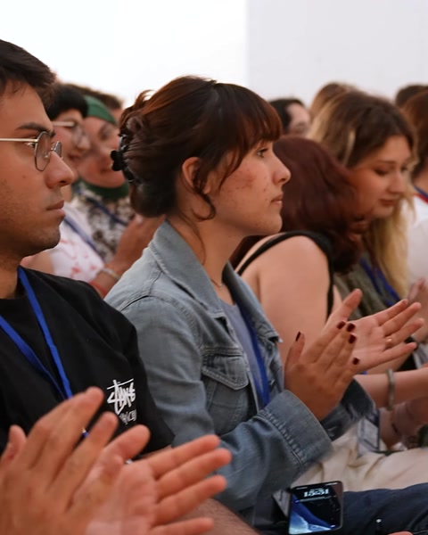 Participanții urmăresc demonstrația tehnologică proiectată în sala evenimentului.