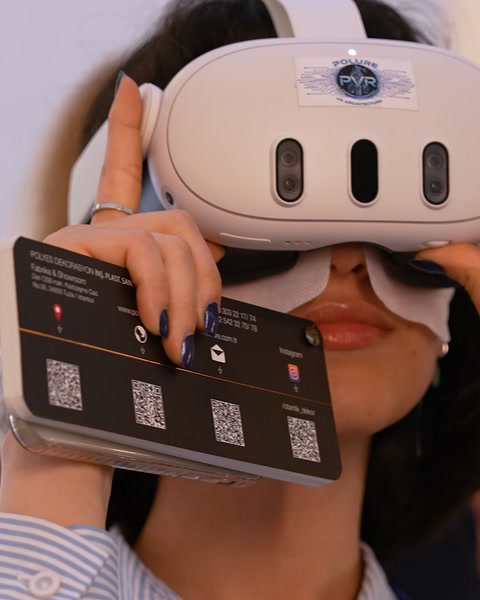 Un participant testează casca de realitate virtuală în cadrul evenimentului.