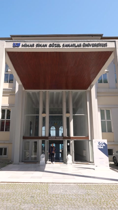 Intrarea principală a Universității de Arte Frumoase Mimar Sinan.