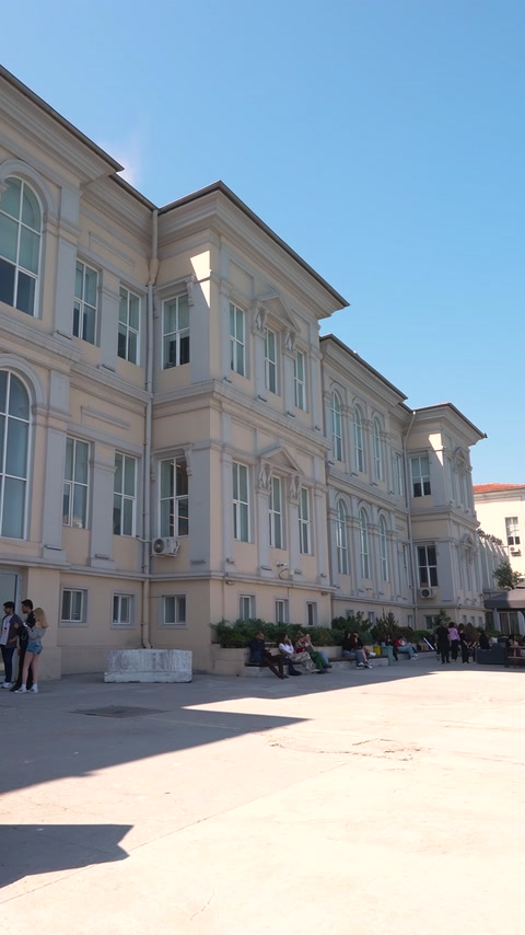 Fațada clădirii universitare unde s-a desfășurat evenimentul de arhitectură.