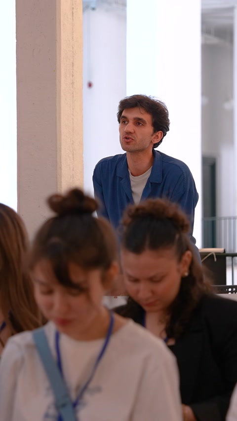 Un student intervine în timpul sesiunii de întrebări și răspunsuri.