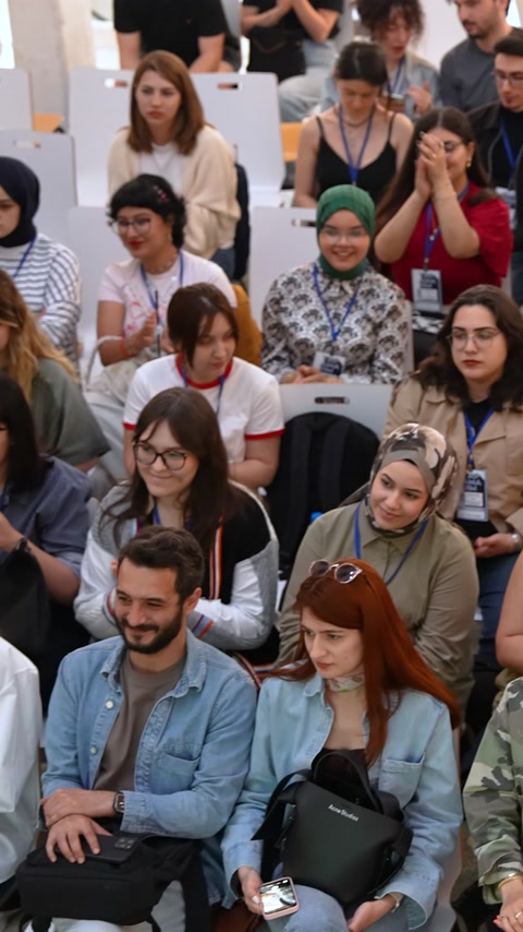 Vedere de sus asupra publicului reunit pentru evenimentul de arhitectură.