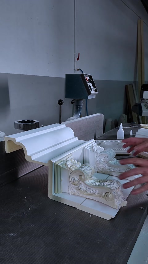 Consola decorativă cu volute este așezată sub cornișa profilată.