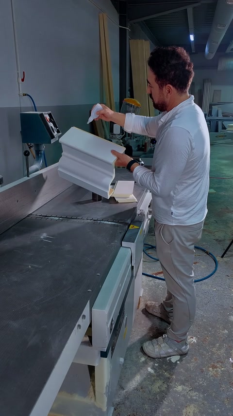 Ansamblul de cornișă este rotit pentru prezentarea profilului lateral.