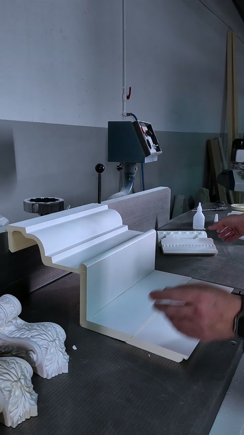 Un panou alb este poziționat lângă suportul cornișei de probă.