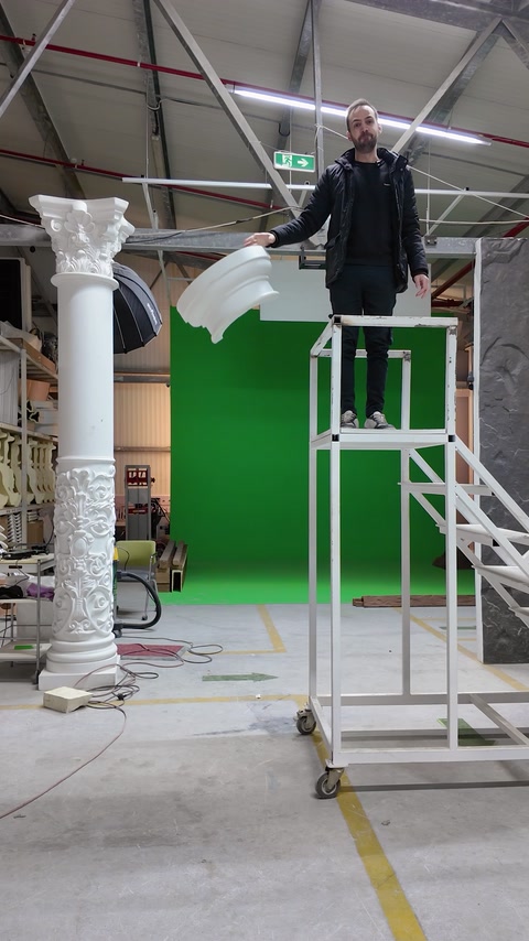 Probă de cădere pregătită pe o platformă înaltă din atelier.