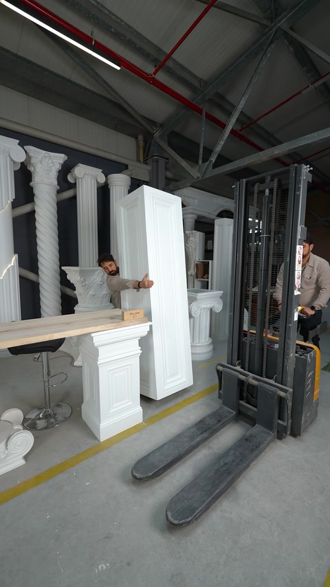 Atelier cu coloane decorative și elemente arhitecturale expuse