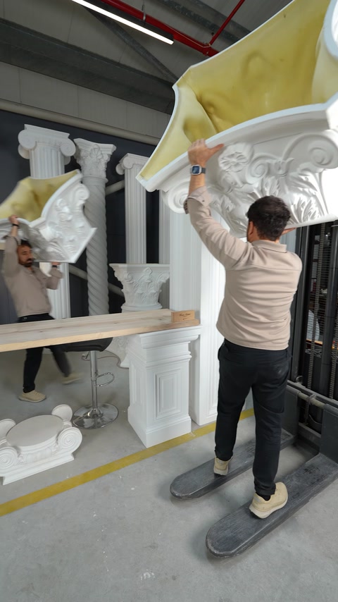 Capitel corintic ridicat pentru poziționare pe corpul coloanei