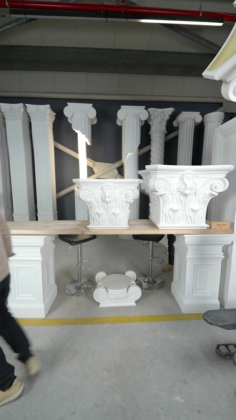 Capiteluri corintice de dimensiuni diferite prezentate în atelier