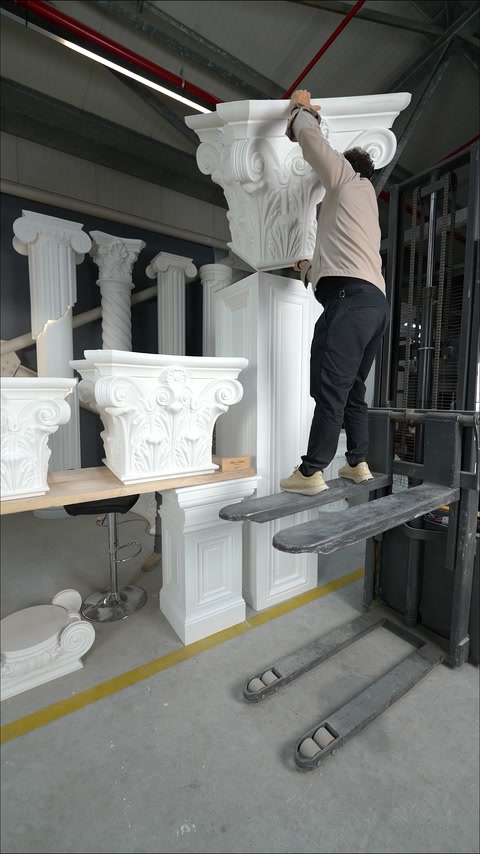 Montarea capitelului masiv pe pilastrul canelat din atelier