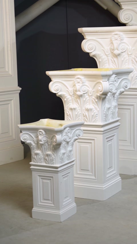 Trei capiteluri decorative evidențiază diferențele de proporție și detaliile clasice.