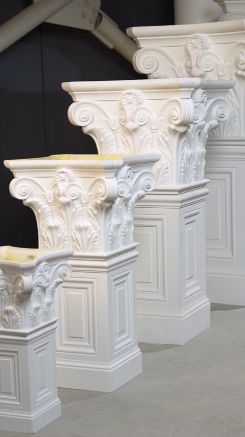 Prim-planul prezintă frunzele de acant și volutele sculptate ale capitelurilor.