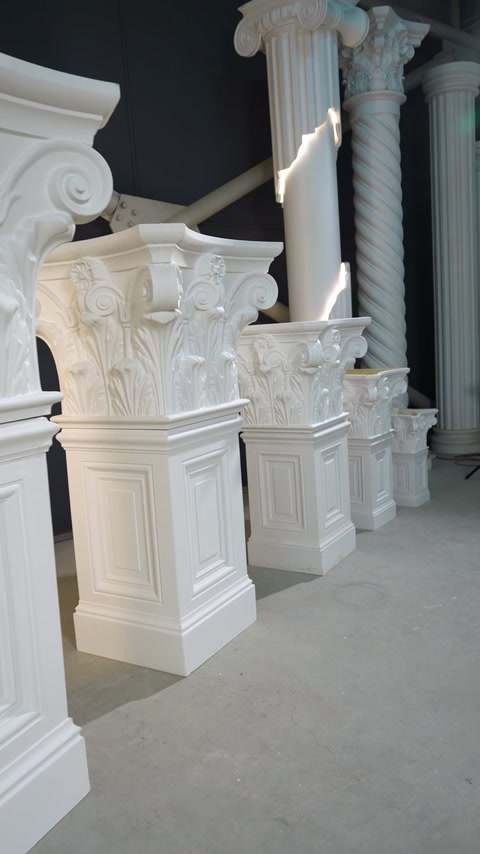 Șirul complet de capiteluri este prezentat alături de fusuri decorative.