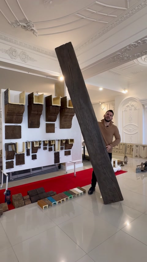 Grindă decorativă verticală expusă lângă mostre cu finisaje de lemn.