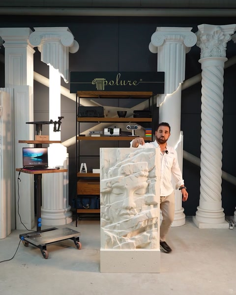 Bărbat lângă panou decorativ sculptat CNC, atelier cu coloane.