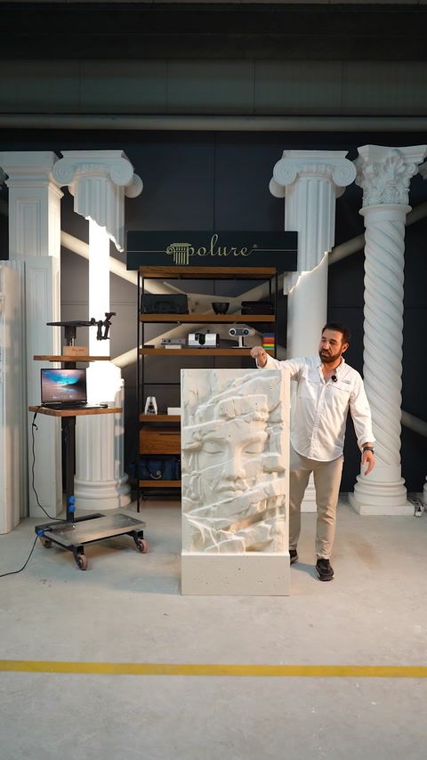 Panouri decorative albe cu relief organic prezentate în atelier