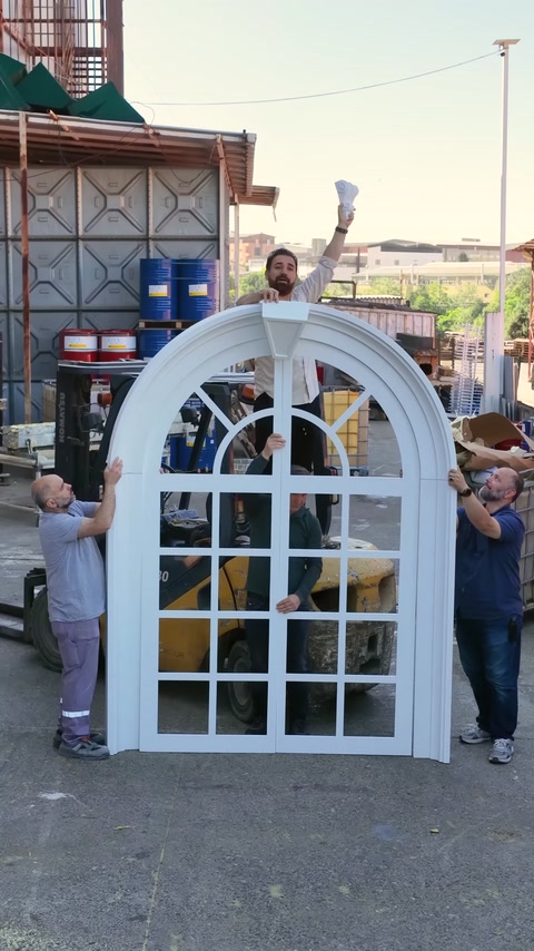 Cheia decorativă este ridicată deasupra ancadramentului arcuit
