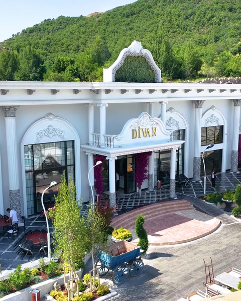 Vedere laterală a fațadei cu ancadramente de fereastră și cornișe decorative