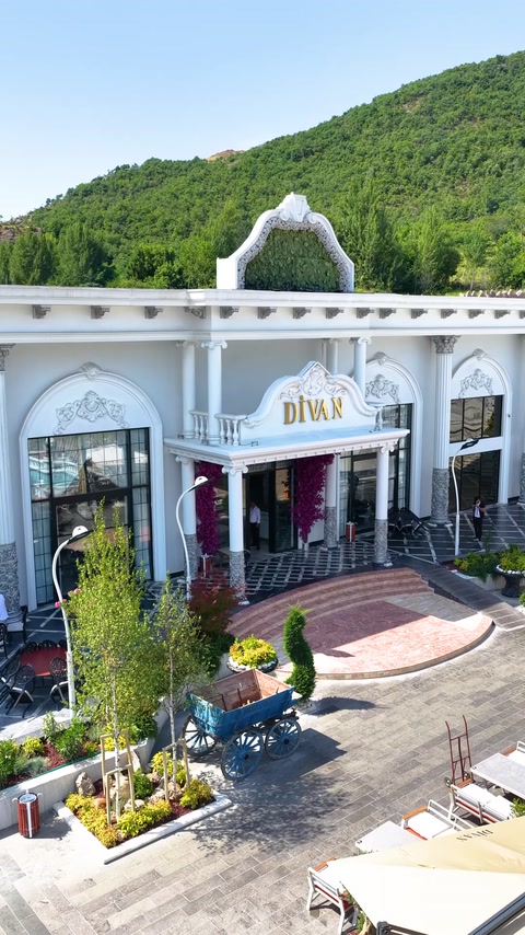 Arcada monumentală integrează coloane și elemente decorative albe