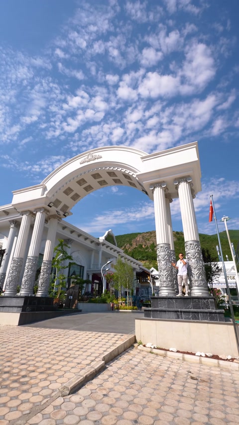 Accesul exterior este accentuat de arcade și coloane ornamentale