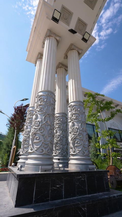 Detaliu al coloanelor cu capiteluri și reliefuri decorative complexe