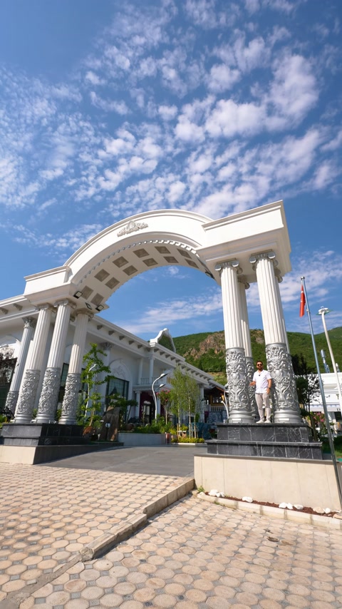 Portalul exterior este finalizat cu arcadă curbată și coloane canelate.