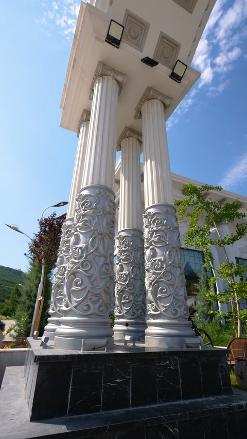 Coloanele montate prezintă baze cu reliefuri vegetale și capiteluri ornamentate.