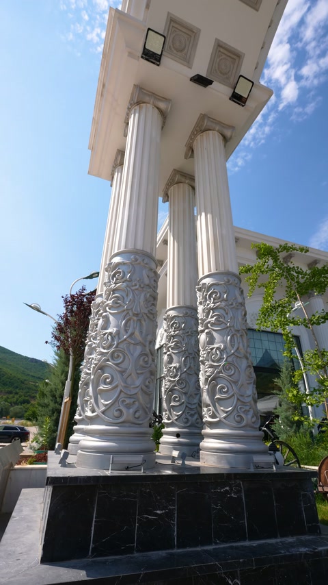 Detaliul portalului evidențiază perechi de coloane și socluri bogat decorate.