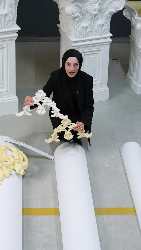 Două ornamente decorative sunt prezentate pentru compararea flexibilității materialului.