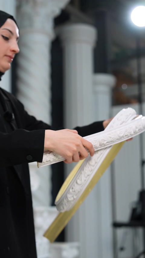 Detaliu apropiat al profilului ornamental alb și al baghetei flexibile.