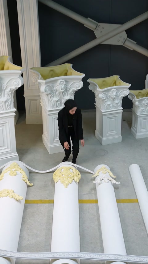 Atelierul prezintă coloane culcate, capiteluri și ornamente în timpul demonstrației.