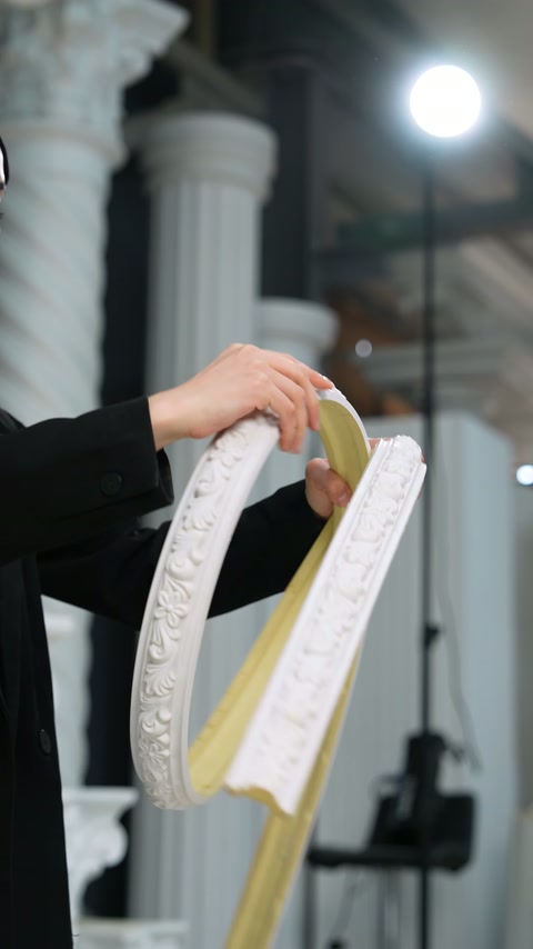 Profilul alb ornamentat formează o buclă lângă bagheta galbenă.