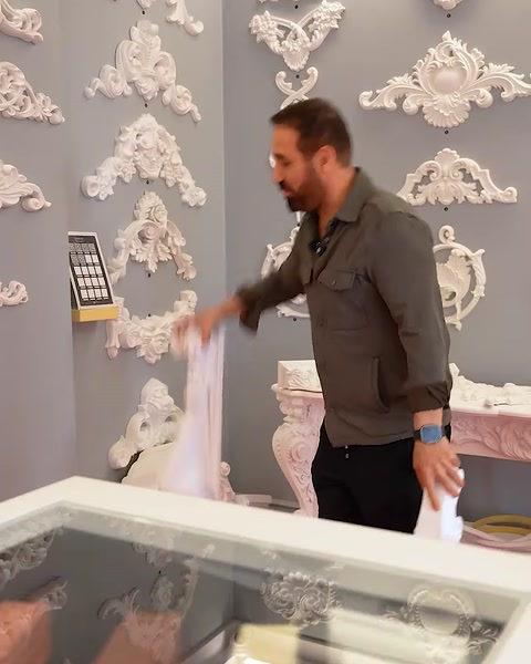 Element decorativ alungit este ținut pentru compararea modelelor