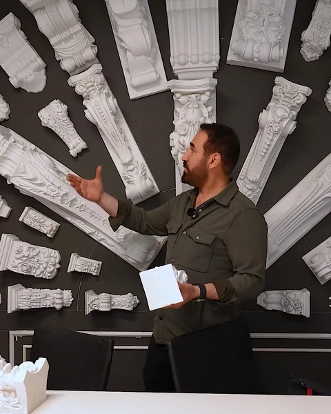 Compoziția de perete reunește console, cornișe și elemente sculptate