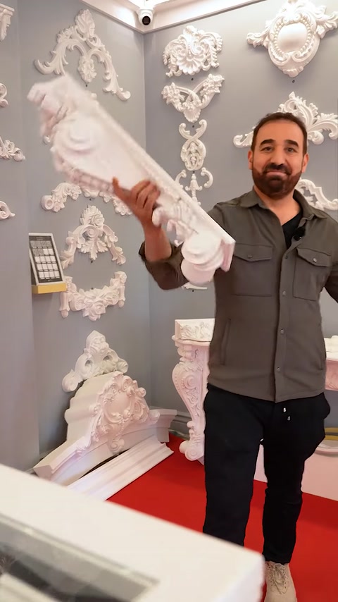 Consolă alungită cu ornament bogat, prezentată vertical în showroom