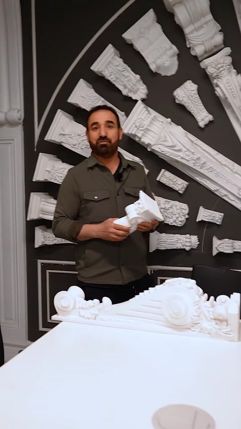 Două ornamente compacte sunt prezentate frontal pentru compararea formelor